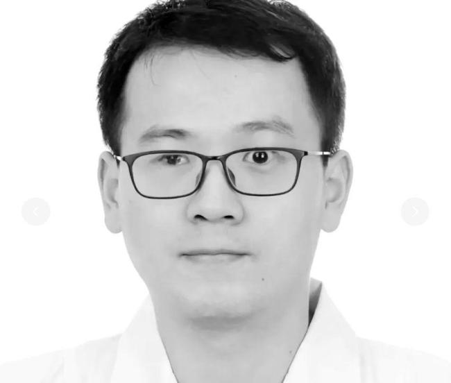 医生离世后近千人自发赶来送别