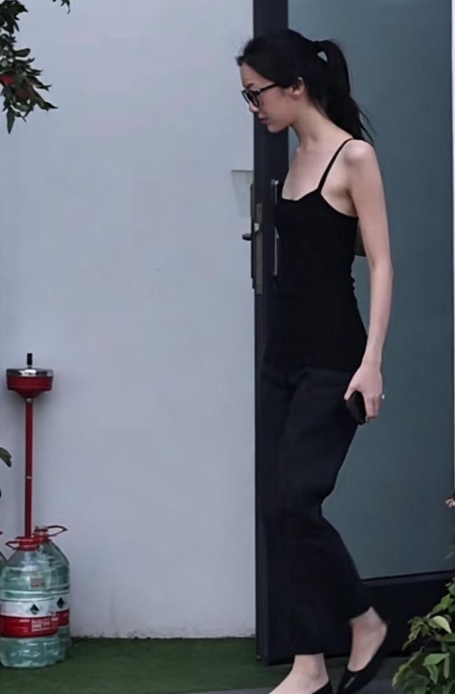 李嫣窦靖童宋妍霏一同现身 姐妹情深共聚餐