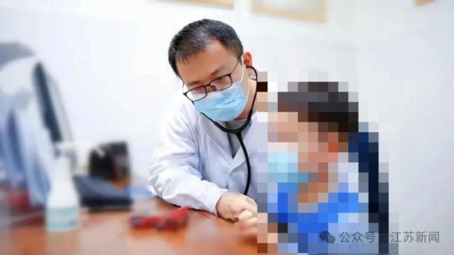 医生离世后近千人自发赶来送别 好医生一路走好