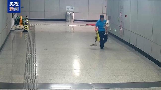保洁员抱住误入地铁扶梯幼童 分秒必争化解险情