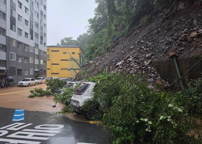 韩国庆尚南道巨济市发生山体滑坡 造成1人死亡