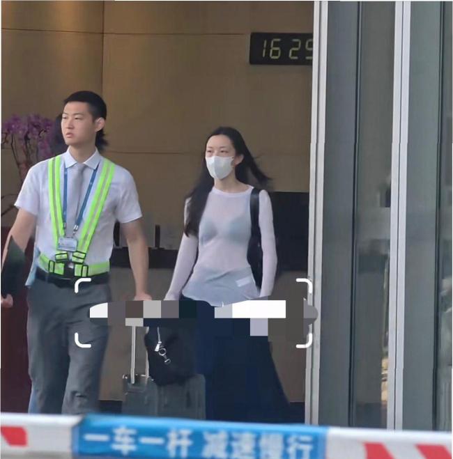 王菲俩女儿罕见同框 风格迥异引热议