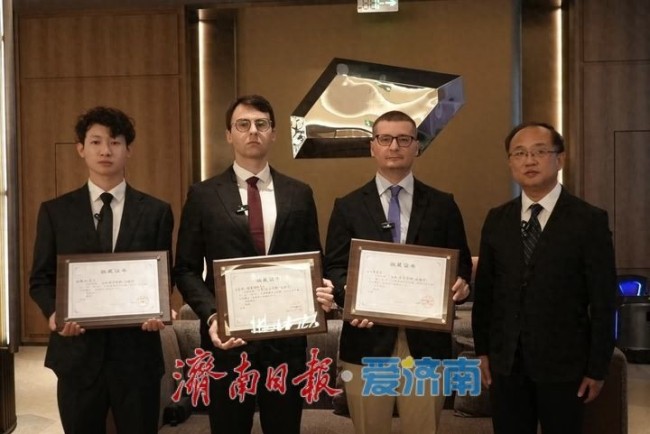 中法青年向山东省图书馆捐赠26份日本侵华档案资料