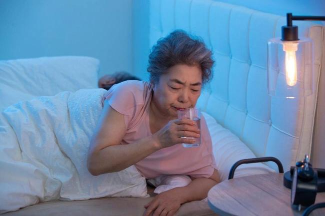 这几种“喝水法”正在悄悄伤身体 误区需警惕