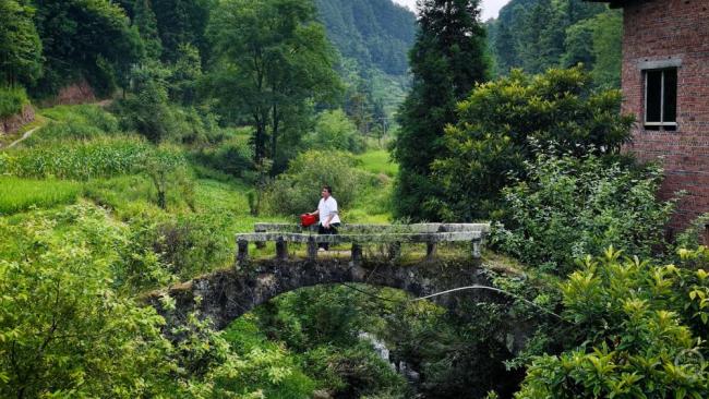 “走不快”的周医生 山路上的健康守护者
