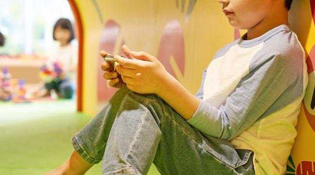 韩国多地出台中小学限用智能手机措施 提升课堂专注力