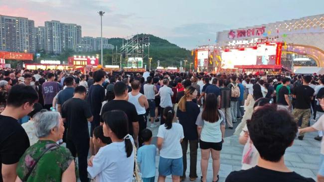大衣哥商单已排到年底 58岁再度翻红