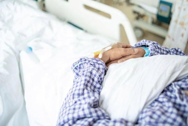 大妈放血治关节痛半年后紧急送医