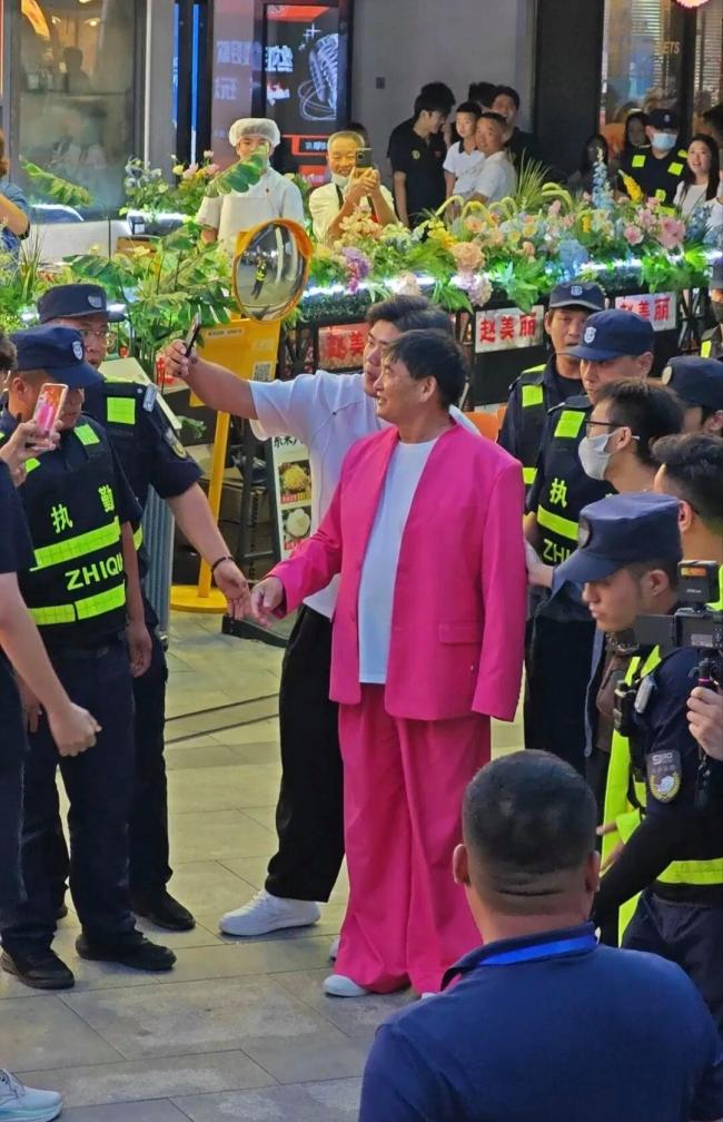 大衣哥商单已排到年底 58岁再度翻红