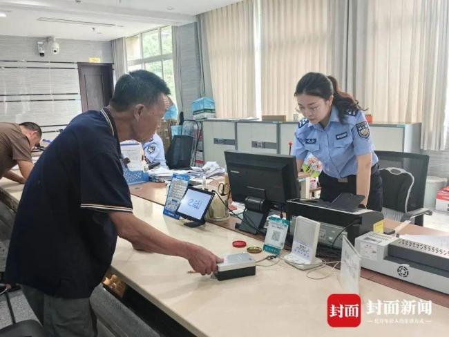 老板一句帮看房他留守深山25年