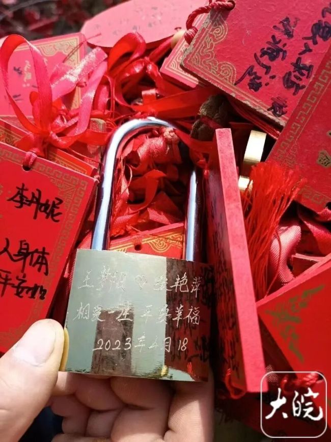 女子随手拍3年前的同心锁 后续来了 爱未生锈