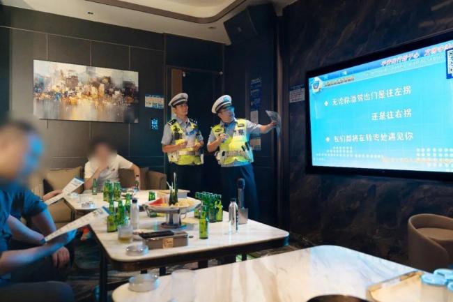 福州交警进KTV宣传拒绝酒驾 创新宣教方式