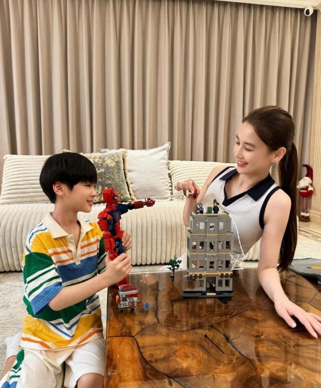 黄圣依离婚后首次带儿子安麟出镜 温馨亲子时光