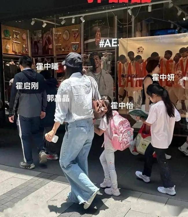霍启刚郭晶晶大儿子参加军事夏令营 13岁少年的坚韧成长