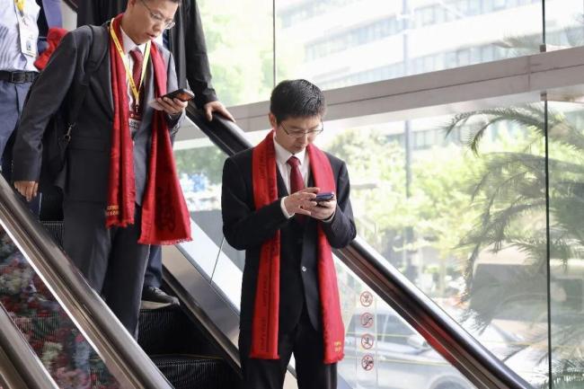 宇树IPO 王兴兴表情平静得像打工人 90后新首富诞生