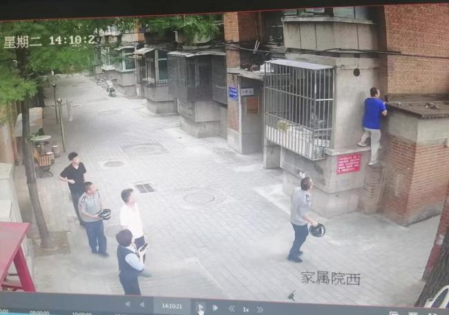 老人煮花生忘关火 工作人员翻窗救助 英勇行为获赞