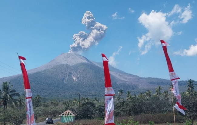 印尼一火山发生喷发 灰柱高达800米