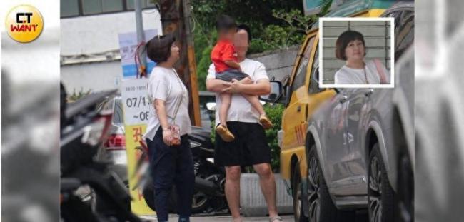Selina和男友带娃