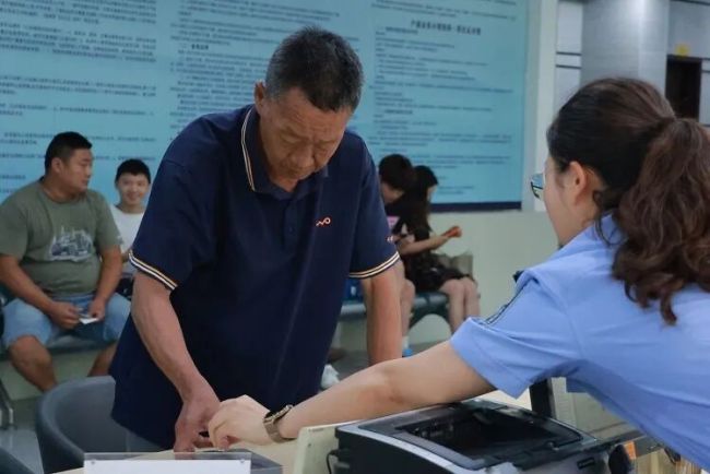 男子独守深山老宅25年，老板娘回乡惊讶 一句嘱托成终生守候