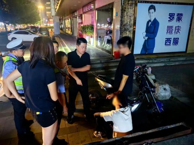 山东胶州公安整治电摩飙车乱象 净化道路环境保障安全