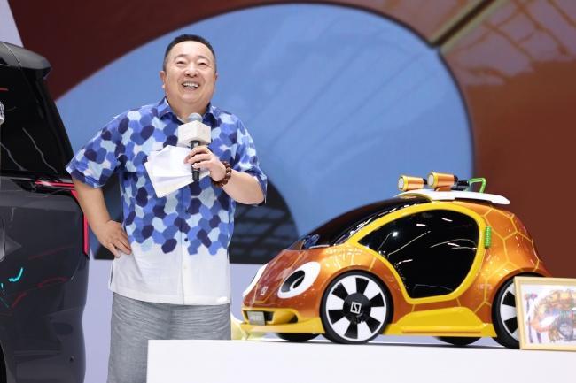 成都车展上演暖心一幕 6岁孩子梦想成真
