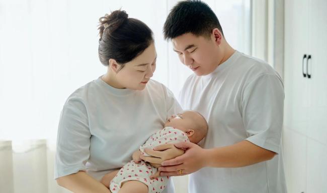 演员李俊毅晒带娃视频