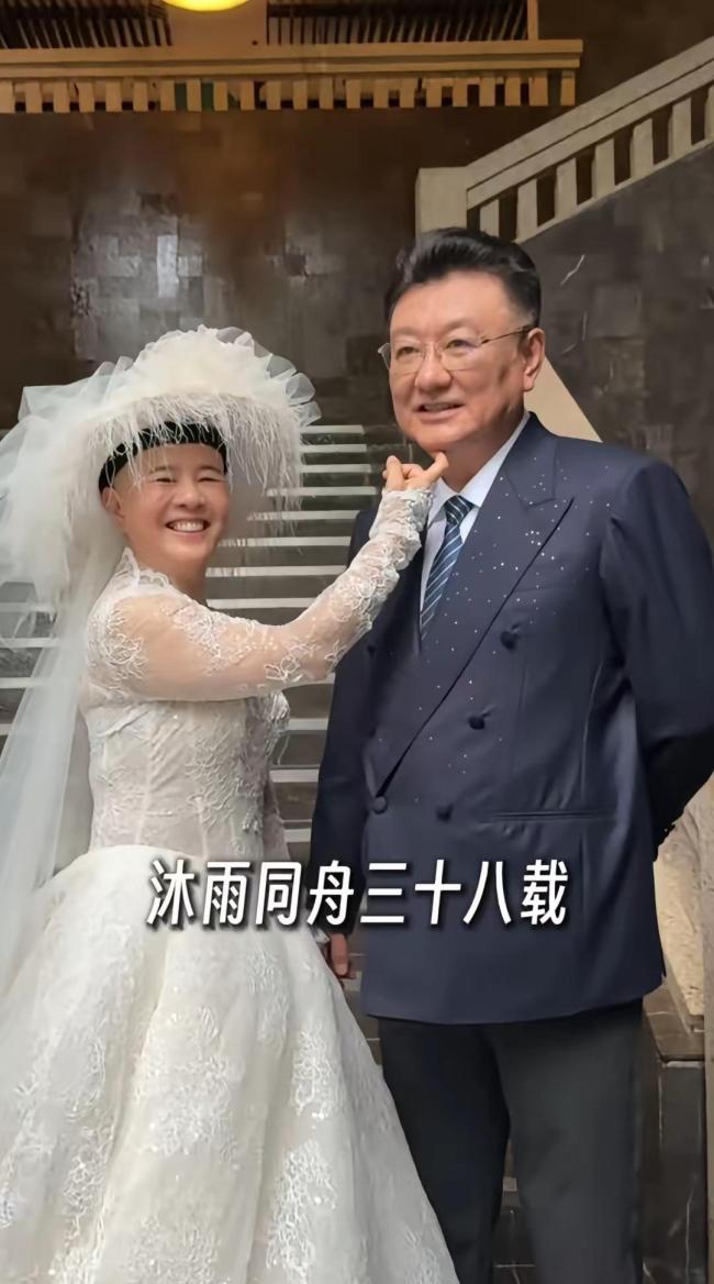 60岁金龟子穿婚纱刷屏！《新闻联播》国脸王宁罕见出镜，女儿一句话看哭全网 岁月不改初心