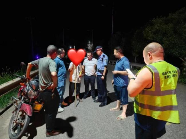 老人思念亡妻寻墓祭拜七夕前了却心愿 儿女陪伴终圆梦