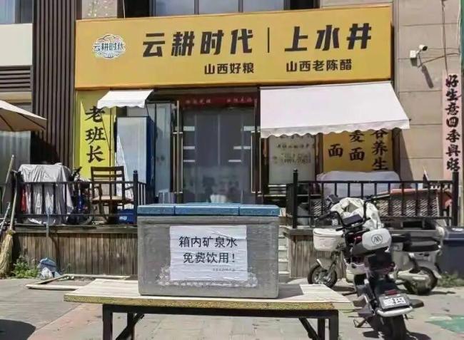 女子凌晨倒掉爱心水只为拿走空瓶