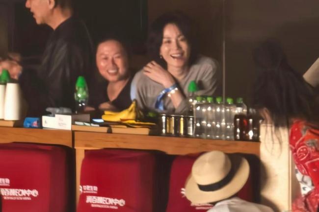 王菲给那英演唱会送花篮了 手写贺卡引爆全网