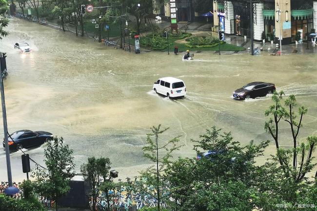 四川马边大雨 群众被困店铺合力顶门 山洪来袭考验小城韧性