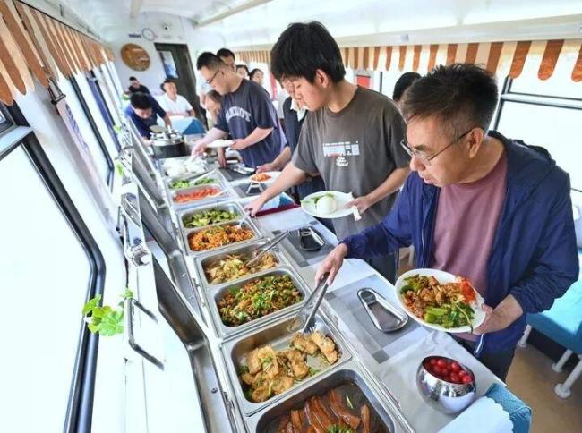 济南往返深圳列车上推出自助餐模式 旅途用餐更自在