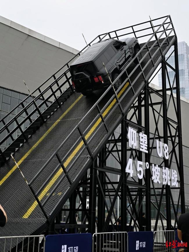 仰望U8成都车展展示强大浮水能力 王千源亲身体验点赞