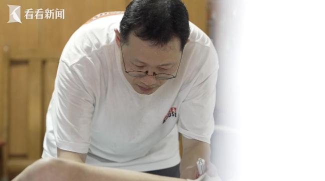 37岁失业建筑师转行养老护理员 新的人生篇章
