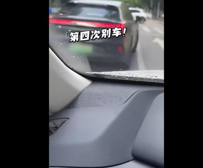 司机不满后车喇叭催促恶意别车被罚款 路怒行为害人害己