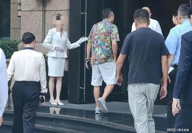张嘉益被曝在成都看房 低调现身高端楼盘