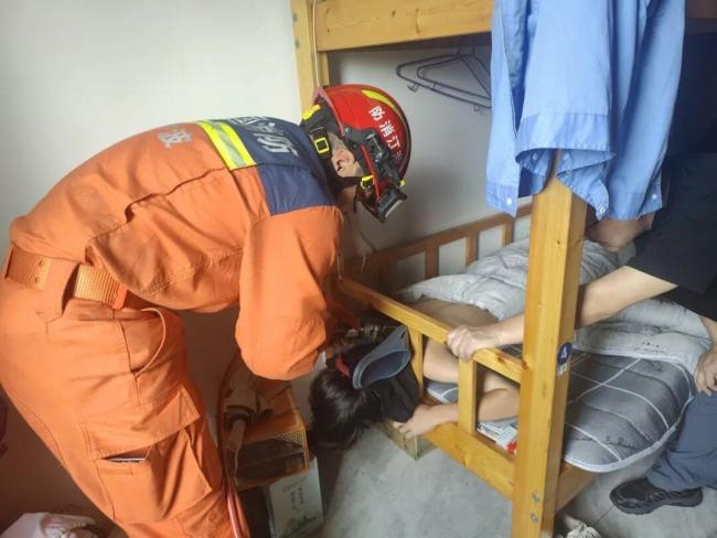 男子捡钥匙把头卡床护栏被困近12小时