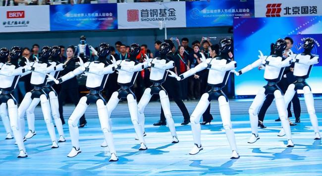 舞蹈裁判与人形机器人共舞 精彩演出《律动未来》