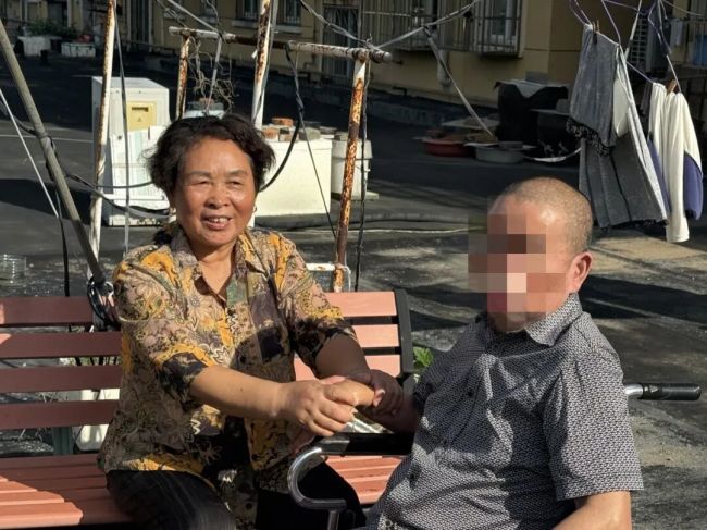 妻子15年守护全身瘫痪的丈夫 相濡以沫成日常