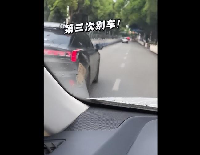司机不满后车喇叭催促恶意别车被罚款 路怒行为害人害己