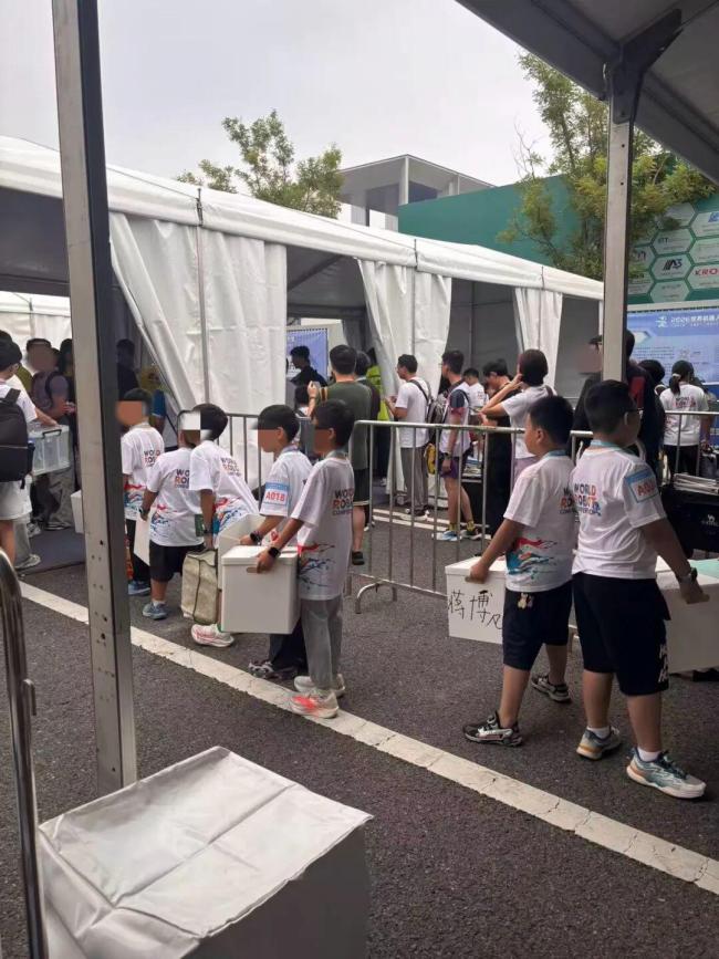 机器人开始“找工作” 招聘会现场直击