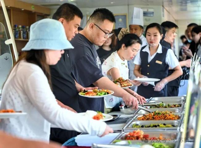 新列车上可以吃自助餐了