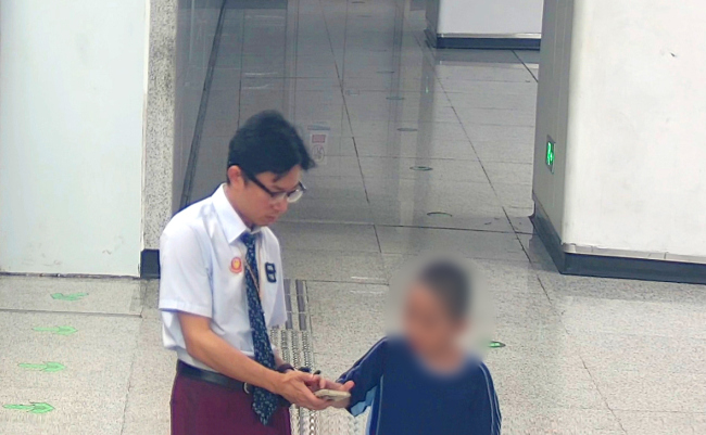 地铁工作人员助迷路男孩与家人团聚 多站联动暖心守护
