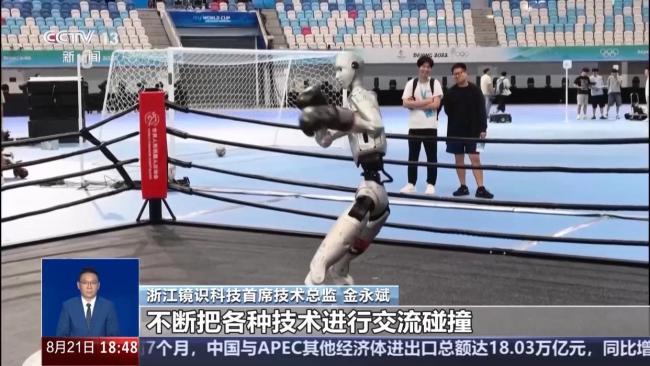 机器人100米障碍赛现场听取哇声一片 速度超越博尔特