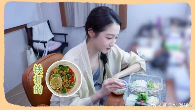 关晓彤眼里全是对食物的虔诚