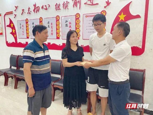 扶老人被索赔事件完整监控曝光 店主无责仍补偿引发热议