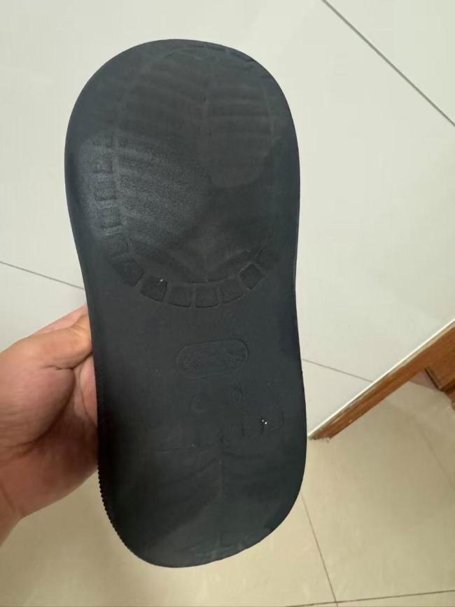 知名品牌Crocs鞋穿一月后鞋底磨平易打滑，记者采访遭回怼