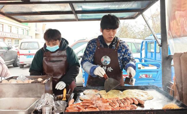 如何评价粥饼伦天津鸡蛋灌饼店因为房租从 13 万上涨到 20 万被迫宣布暂停营业？为什么现在房东矛盾这么大？