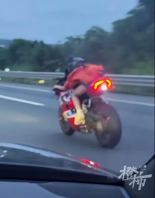 女子骑杜卡迪在高速狂飙单手玩手机 危险行为引热议