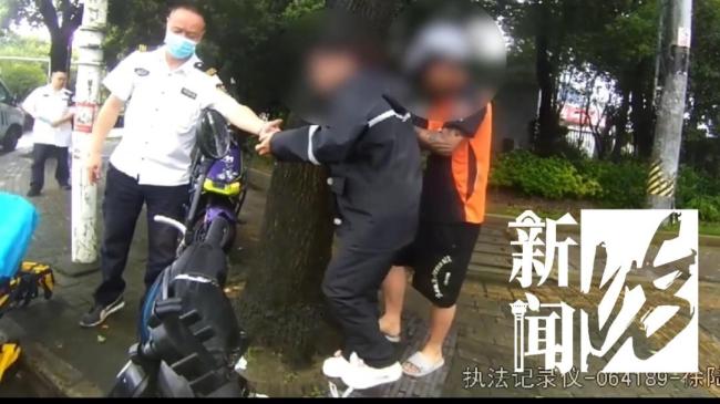 女子突发低血糖 民警救助 及时补充糖分缓解症状